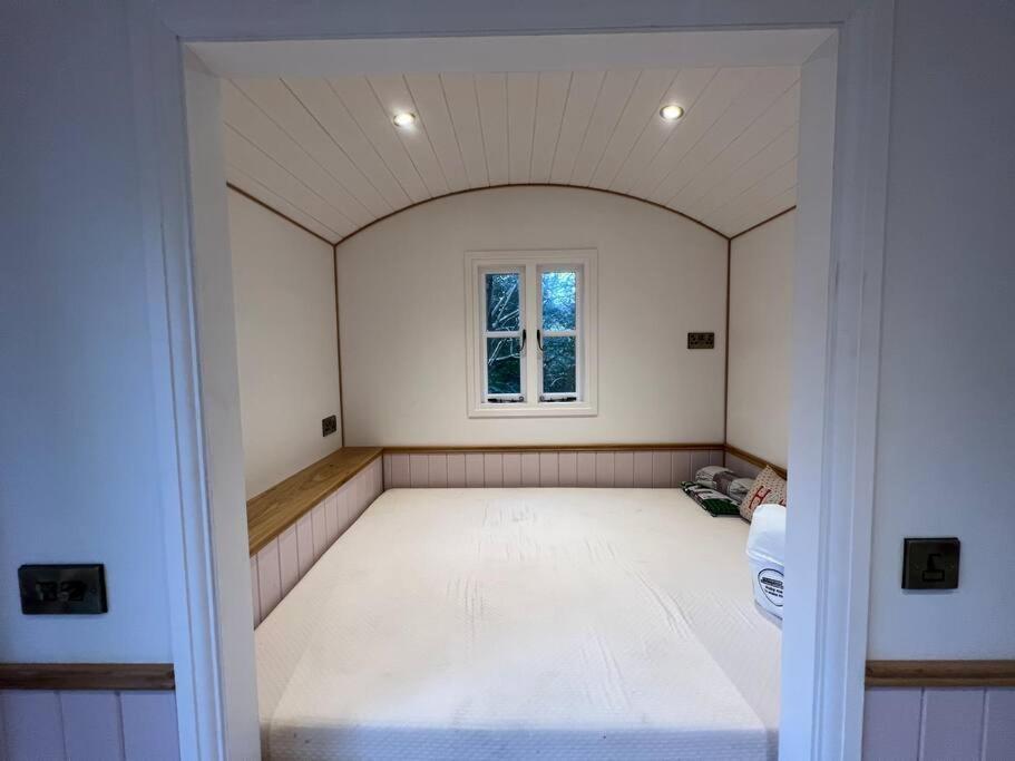 Tranquil Spot Shepherds Hut Cinderford Exterior photo