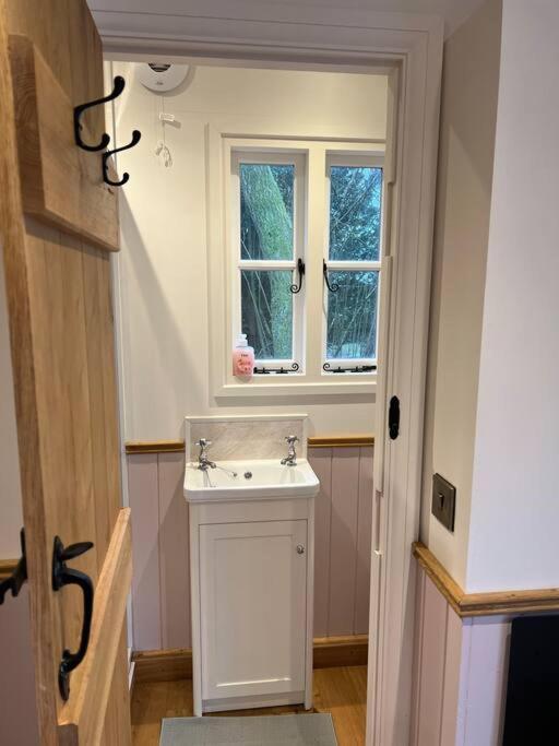 Tranquil Spot Shepherds Hut Cinderford Exterior photo
