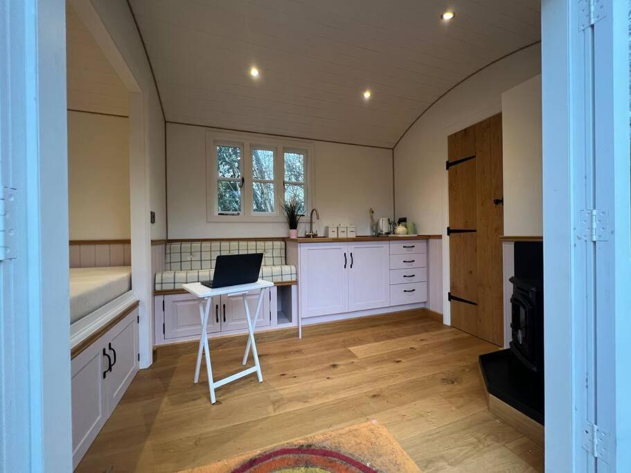 Tranquil Spot Shepherds Hut Cinderford Exterior photo